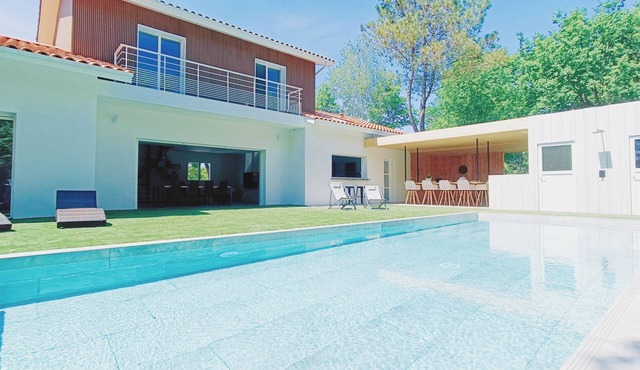 Villa pool and spa 20 persons