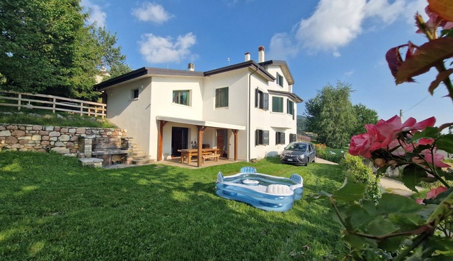 Villa Prada, one step away from every attraction, spacious, tree-lined park, barbecue.