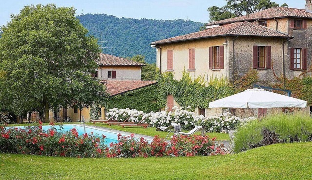 Villa Prodigio Grande: A splendid seventeenth-century three-story historical villa located in the heart of the Franciacorta, with Free WI-FI.