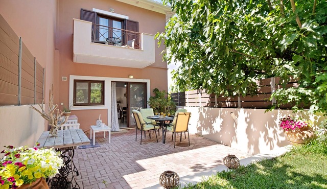 Villa 'Prolithia 1' with Sea View, Wi-Fi and Air Conditioning