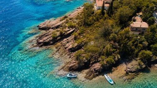 Villa provençale authentique front de mer piscine et plage privée