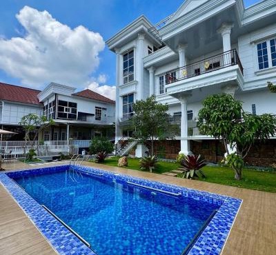 Villa putih 10 kamar