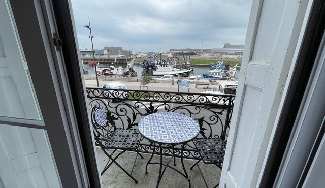 Villa quai du Treport 4* facing port and sea.