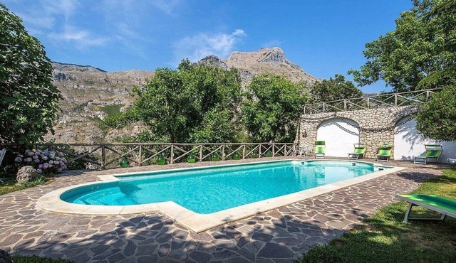 Villa Ramona: A characteristic and welcoming three-story villa situated in a quiet location, surrounded by a wonderful garden, with Free WI-FI.