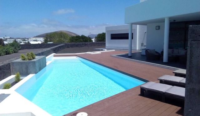 Villa Rayito. Modern and spacious Villa, heated pool and beautiful views