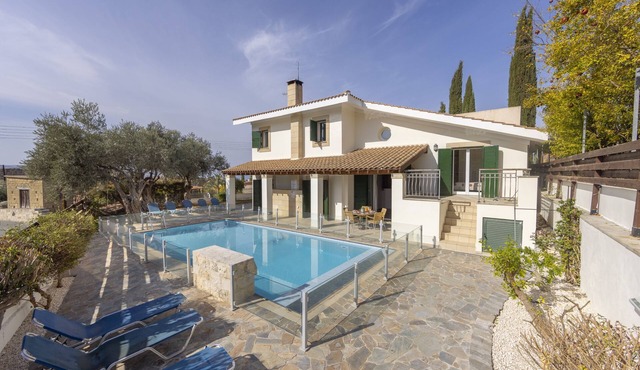 Villa Rhodia: village location, pool, Wifi, A/C, sleeps 10