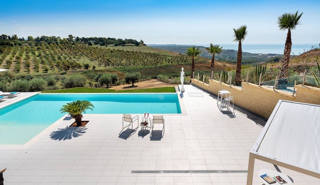 Villa Ribera: renovated villa with salt water pool