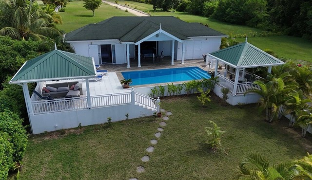 Villa Romantique Avec Bain à Remous, à 5 Minutes de la Plage !