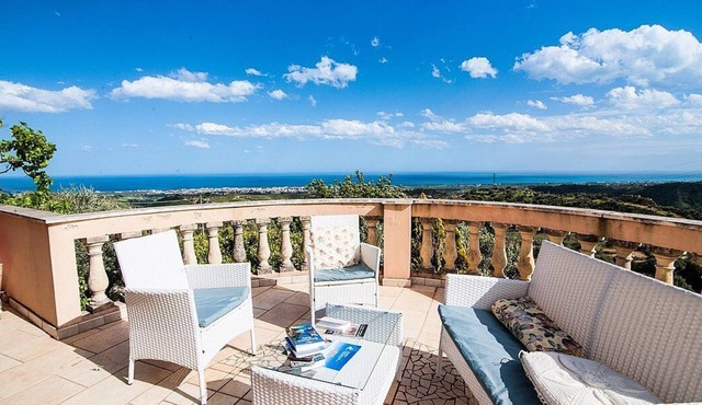 Villa Rondinella: An elegant three-story villa situated in a quiet location, a few minutes from the town center, with Free WI-FI.