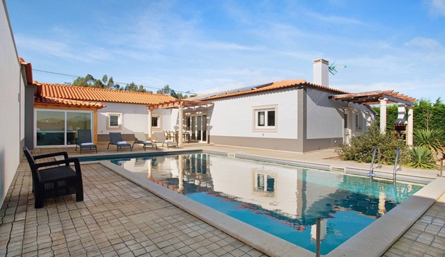 Villa 'Rosa Com Piscina E Jacuzzi' with Mountain View, Wi-Fi and Air Conditioning