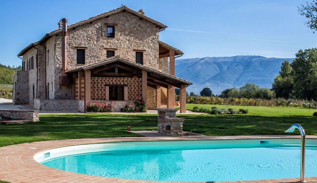 Villa Rovicciano, sleeps up 20. Luxury, heatable pool, lift, breakfast included