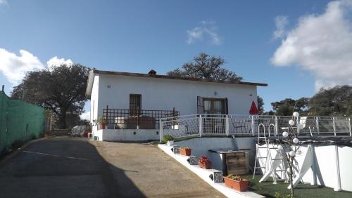 Villa Saudade, casa entre encinas