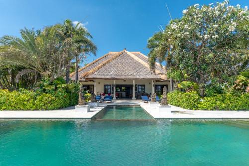 Villa Sali: luxury beach villa with staff!