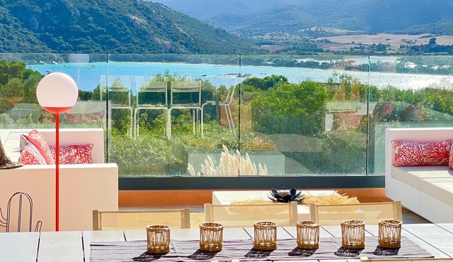 Villa Santa Giulia, 800 m from the beach, panoramic sea view, heated swimming pool.