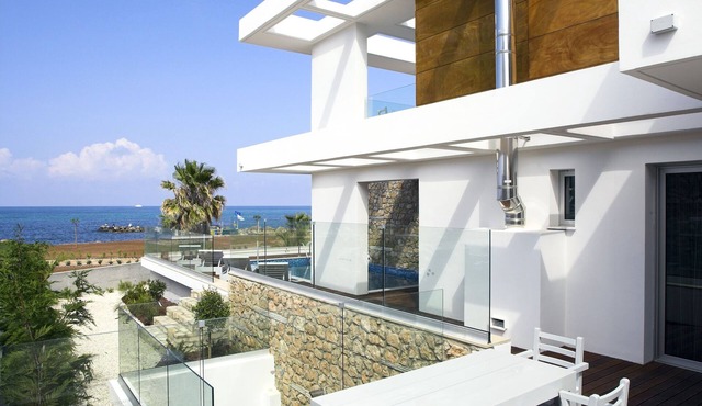Villa Sapphire - Three Bedroom Beachside