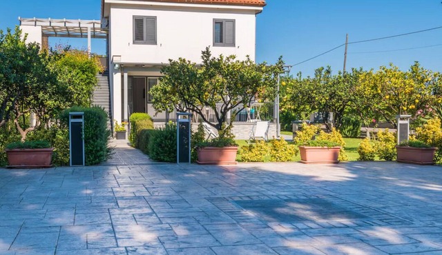 Villa Sara, wonderful modern style villa 8 beds with garden