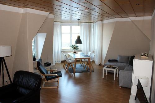 Villa Schlossblick I - Entspannung in exklusiver Ferienwohnung mit Panoramablick, Parkplatz, WLAN, Smart-TV