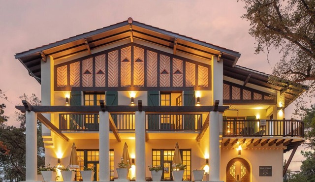 Villa Sciurus with large pool between lake and ocean