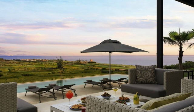 Villa Seafront, beautiful and charming luxury villa with 3 bedrooms, private pool and incredible...