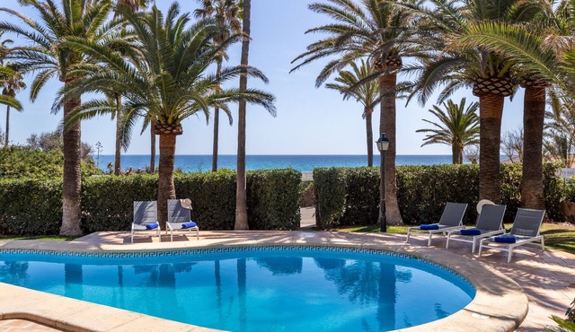 VILLA SEMBAT with private pool and first line of the sea