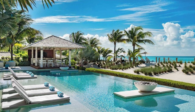 Villa Sentosa – 8-Bedroom Luxury Beachfront Villa in Grace Bay, Turks and Caicos