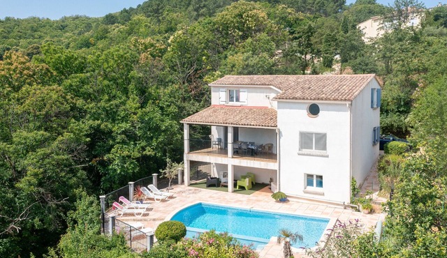 Villa Sillol – panoramic hillside villa with fenced private pool near Courry