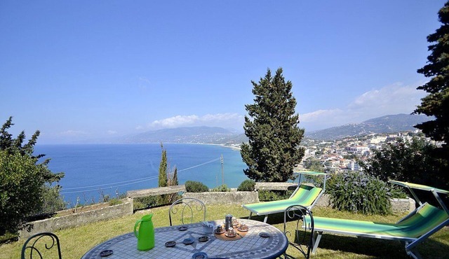 Villa Simpatia A: A characteristic and welcoming apartment situated at a short distance from the beach, with Free WI-FI.