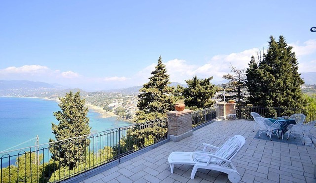 Villa Simpatia B: A characteristic and welcoming apartment situated at a short distance from the beach, with Free WI-FI.