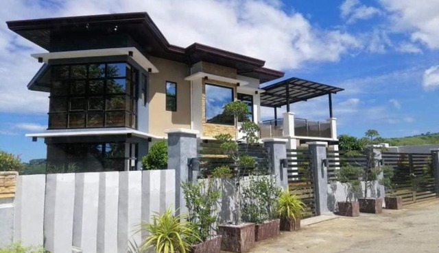 Villa - Sleeps 10 - Communal Pool - Parking