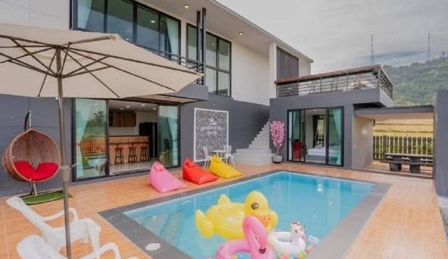 Villa, sleeps 15, Pool with slider, Wi-fi, karaoke, pool table, BBQ, parking .