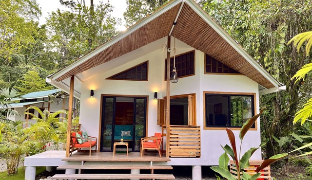 Villa Sloth, Luxury Beachfront Villa just steps away from the beach!