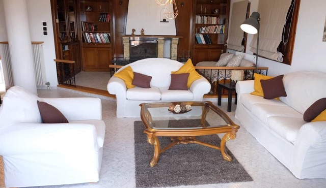 VILLA SOFIA (1st floor self-contained apartment) t