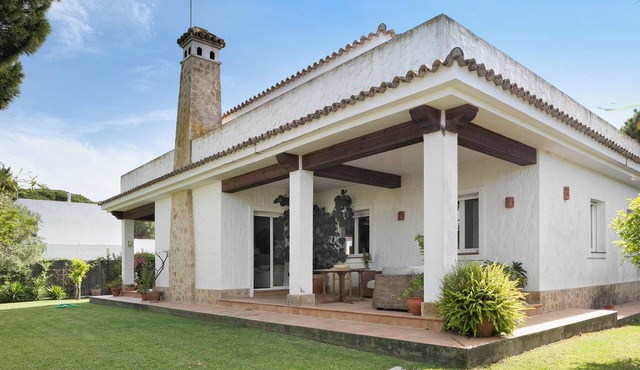 Villa 'Sol, Playa Y Diversion En Roche' with Private Terrace, Wi-Fi and Air Conditioning