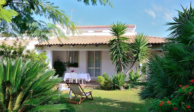VILLA SOLE WITH DIRECT ACCESS TO THE FINISH SAND BEACH AND THE SEA