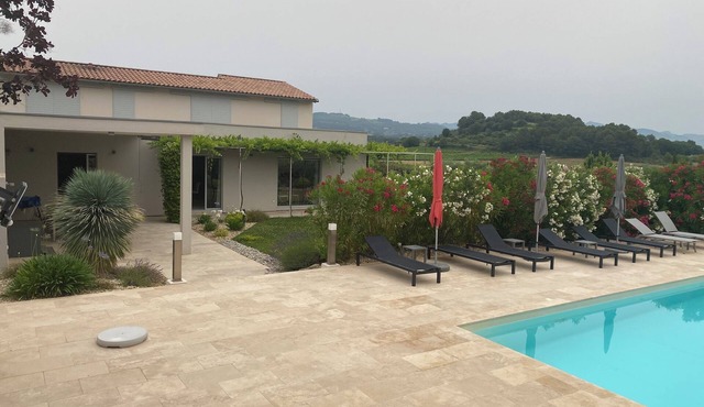 Villa Soleil Azur: Un Chef-d'œuvre de Luxe Provençal Contemporain