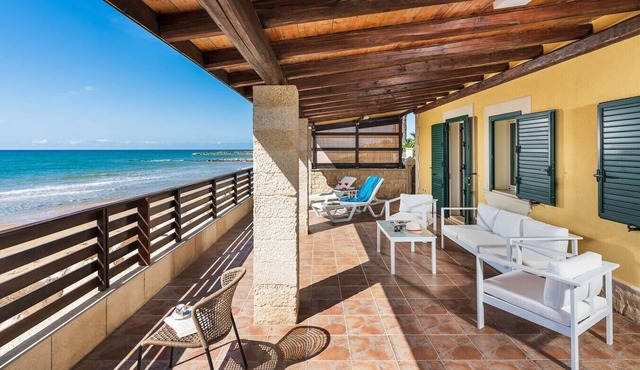 Villa Sorella - Seafront villa near the beach