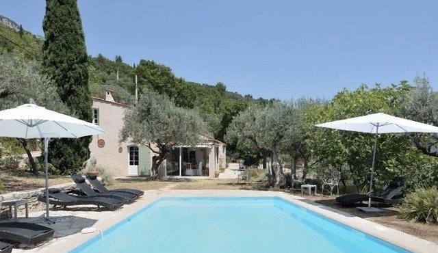 Villa Spacious and authentic south-facing pool and terraces