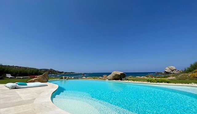 Villa Specioza direct on the sandy beach