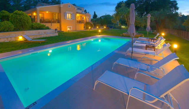 Villa Spyrelia: Tranquil Retreat in Dassia, Corfu with Pool & Jacuzzi