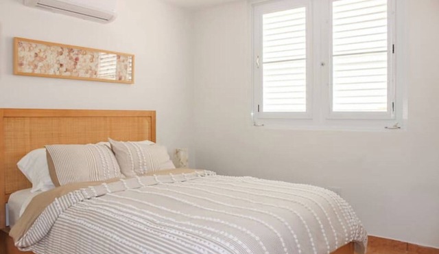 Villa Steps from the beach 3- bedroom, AC, WiFi, Small Pool & Outdoor Kitchen