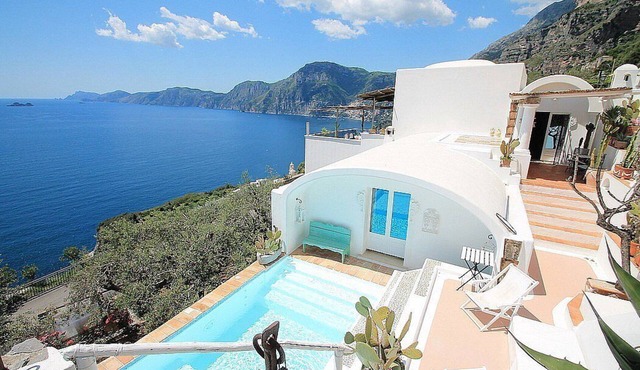 Villa Stile: A splendid and luminous three-story historical villa located on a hillside, facing the sea, with Free WI-FI.