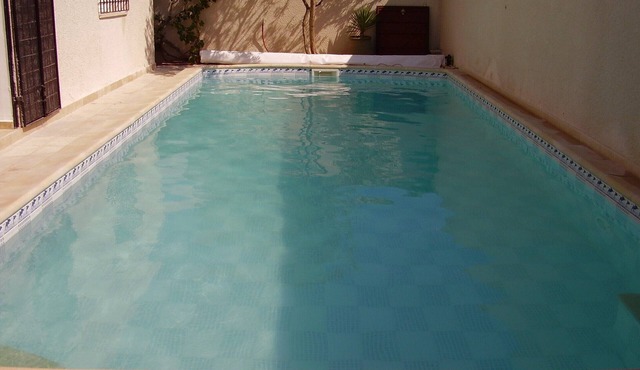 Villa + studio with pool, beachfront, 12 people, 35 kilometers from Tunis