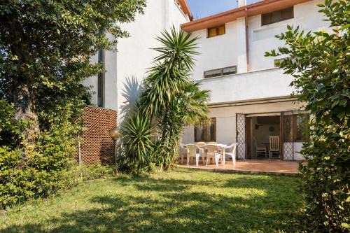 Villa summertime walking distance from the sea with garden