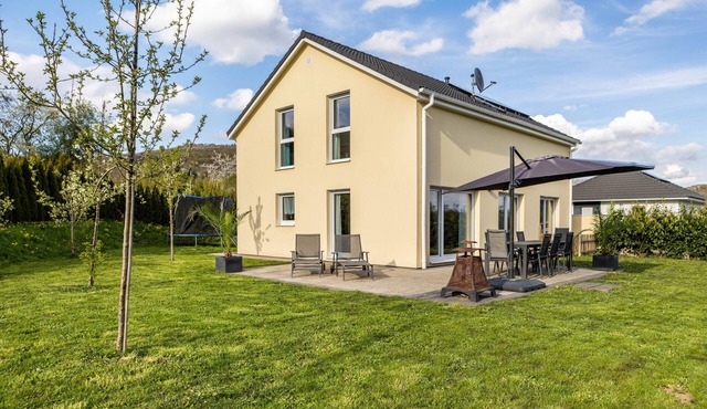 Villa "Sunshine" with Mountain Views and Wi-Fi