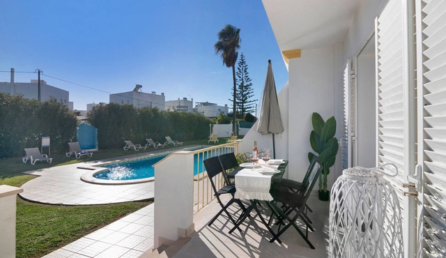 Villa "Sunshine" with Pool, Wi-Fi, Air Conditioning, 800m from the Beach