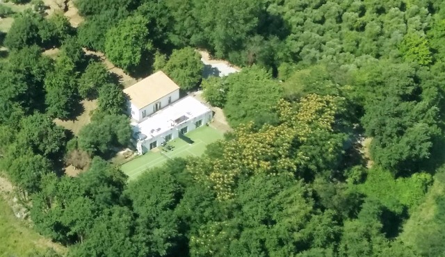 Villa surrounded by greenery. Gym, Tennis, Outdoor Jacuzzi.