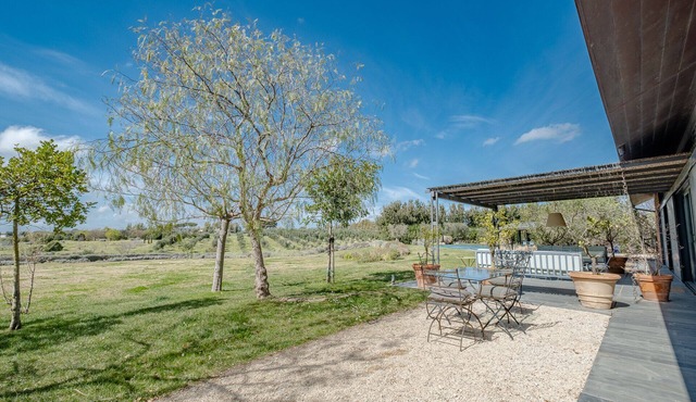 Villa surrounded by greenery with swimming pool and tennis - 10 minutes from the beach