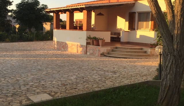 Villa surrounded by greenery a few steps from the sea