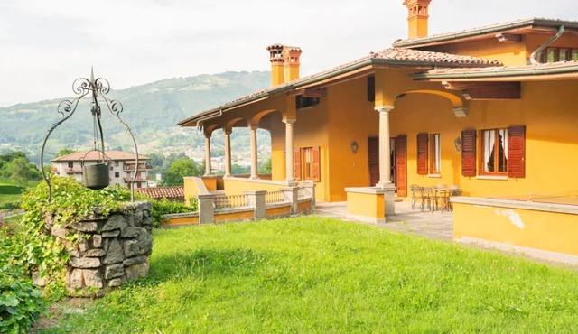 Villa surrounded by nature with heated pool and sauna in the mountains.