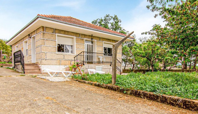 Villa surrounded by vineyards, with a river in the area where you can swim.